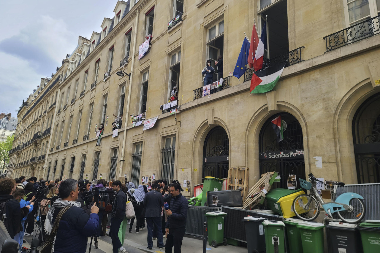 Protesta propalestina en el centro universitario Sciences Po de París. Foto: EFE.